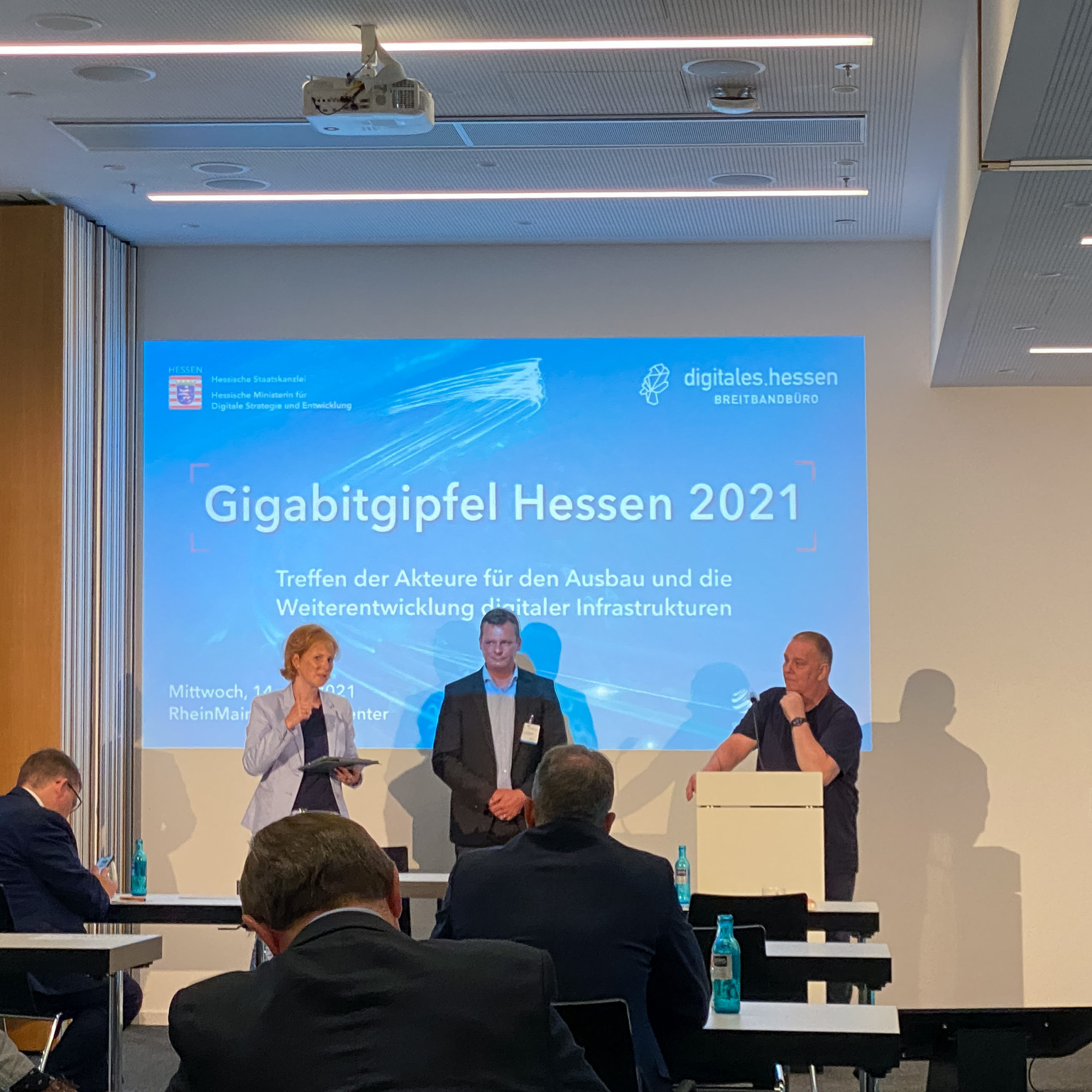 Sascha Hellermann hält einen Vortrag auf dem Gigabitgipfel Hessen